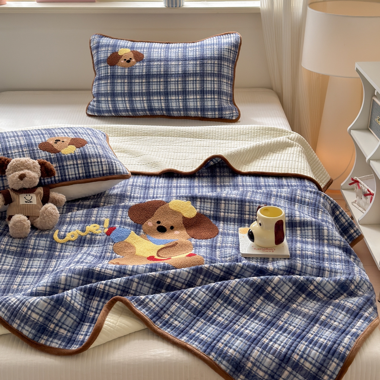 91家纺网 家纺一手货源 找家纺 寐居家纺 2025新款A类牛奶绒毛巾绣床盖 格纹萌犬