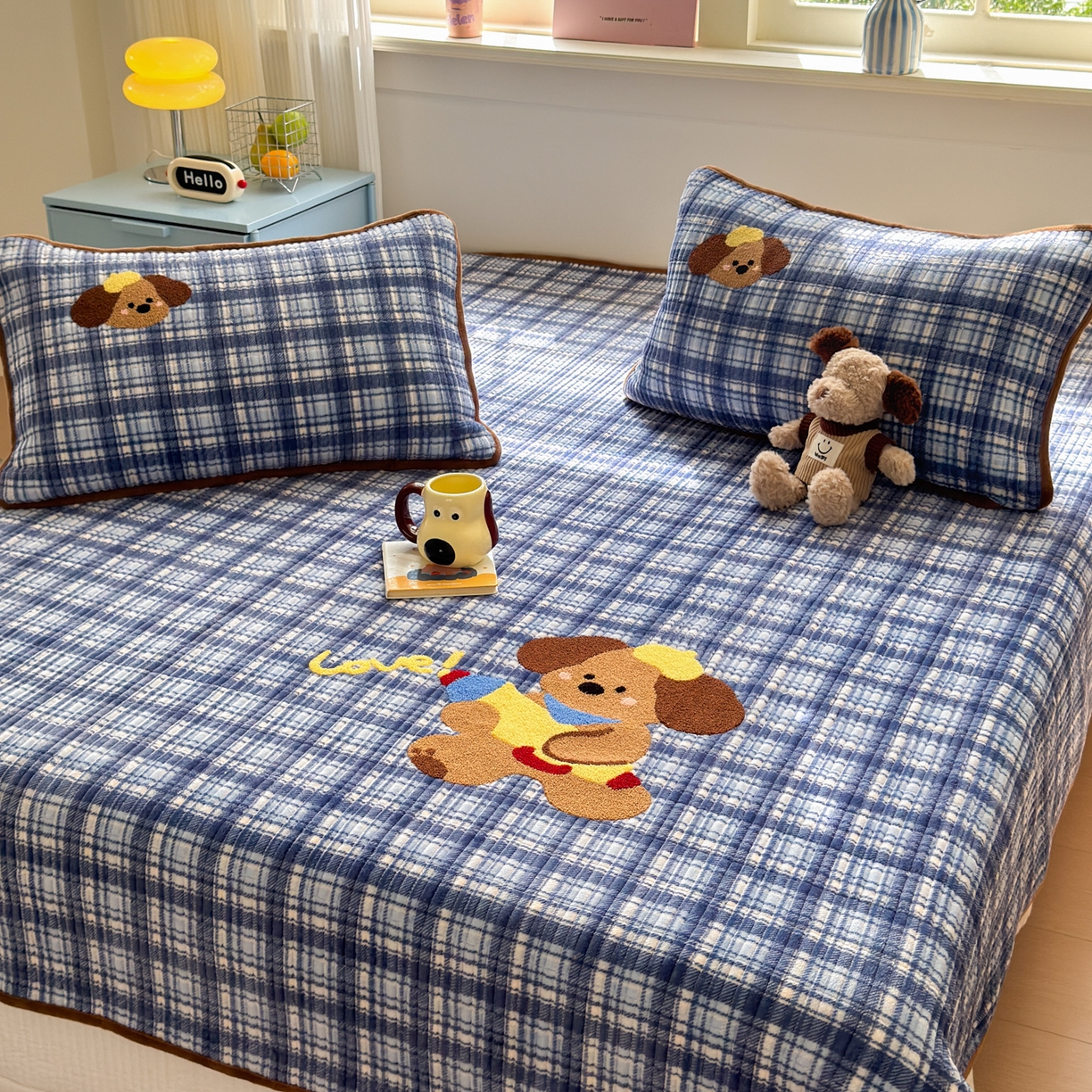 91家纺网 家纺一手货源 找家纺 寐居家纺 2025新款A类牛奶绒毛巾绣床盖 格纹萌犬