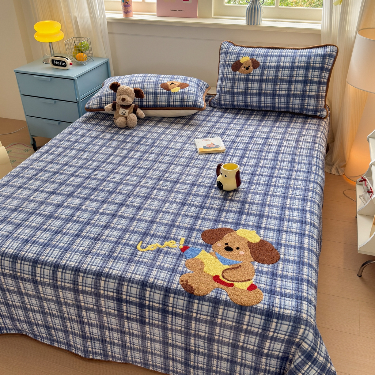 91家纺网 家纺一手货源 找家纺 寐居家纺 2025新款A类牛奶绒毛巾绣床盖 格纹萌犬