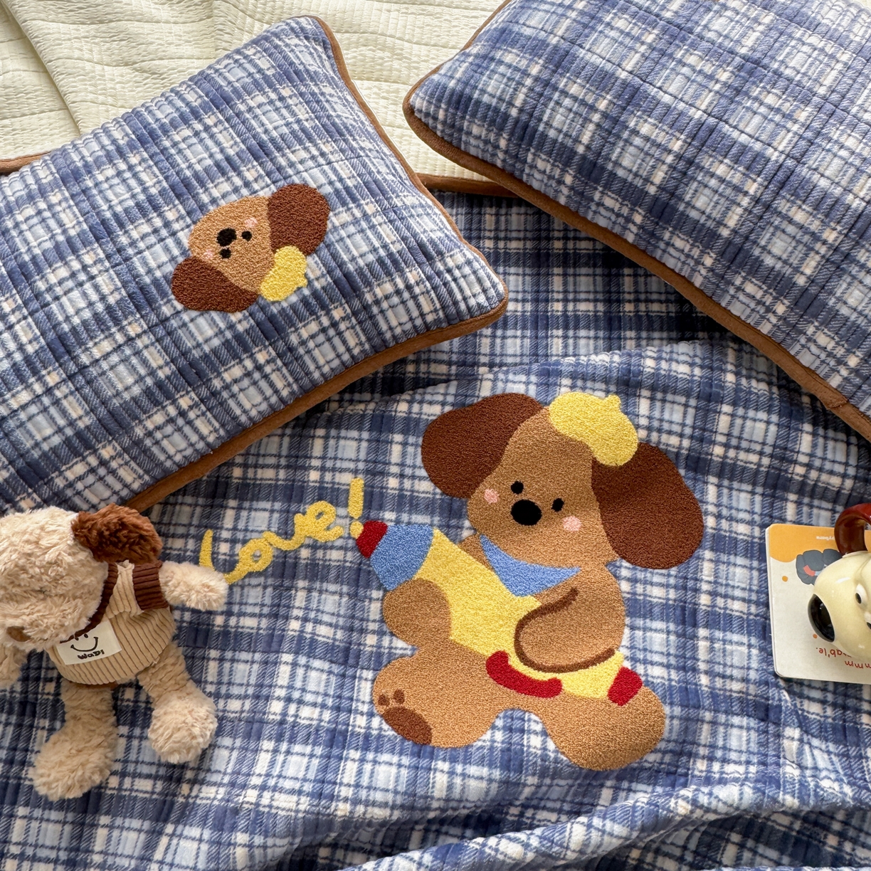 91家纺网 家纺一手货源 找家纺 寐居家纺 2025新款A类牛奶绒毛巾绣床盖 格纹萌犬