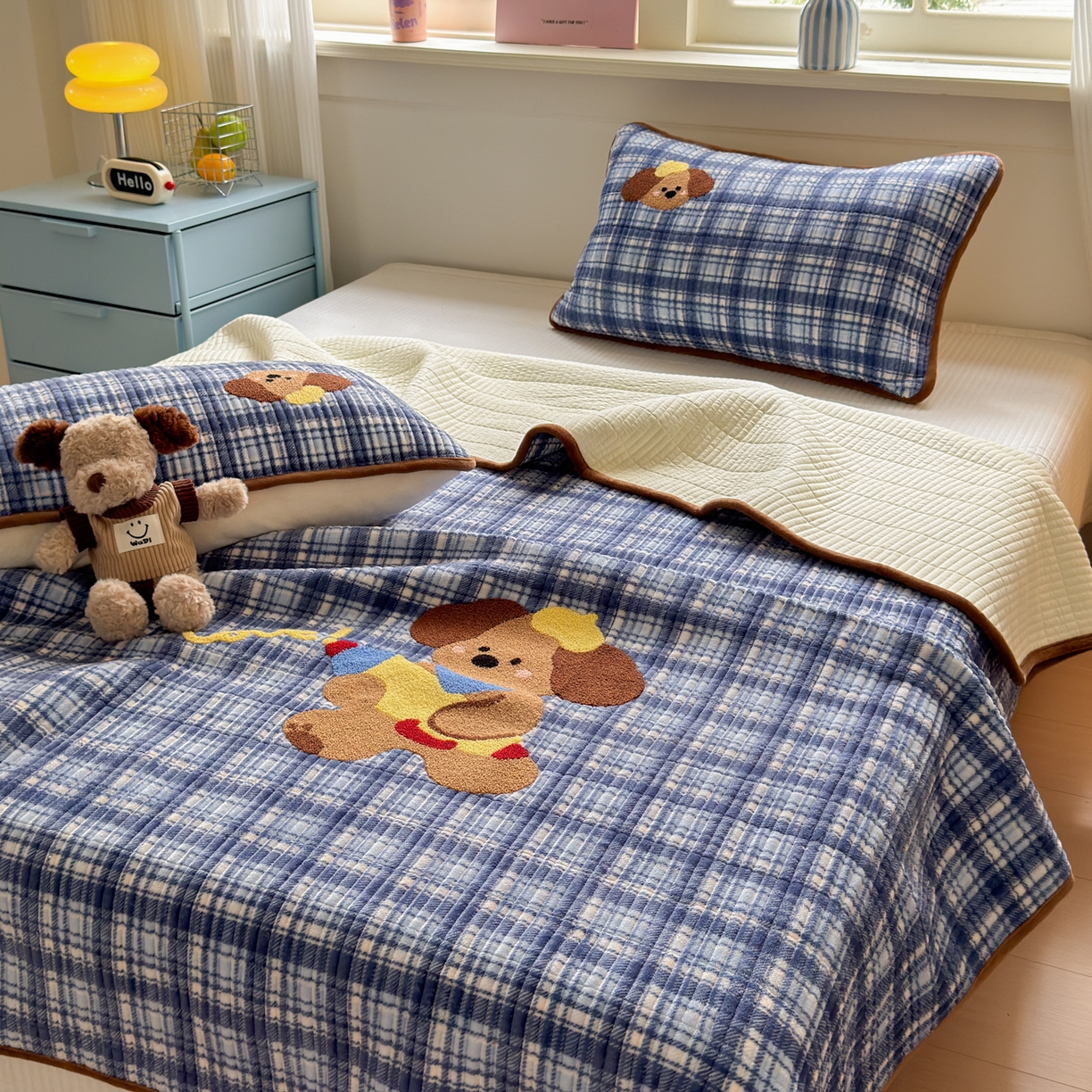 91家纺网 家纺一手货源 找家纺 寐居家纺 2025新款A类牛奶绒毛巾绣床盖 格纹萌犬