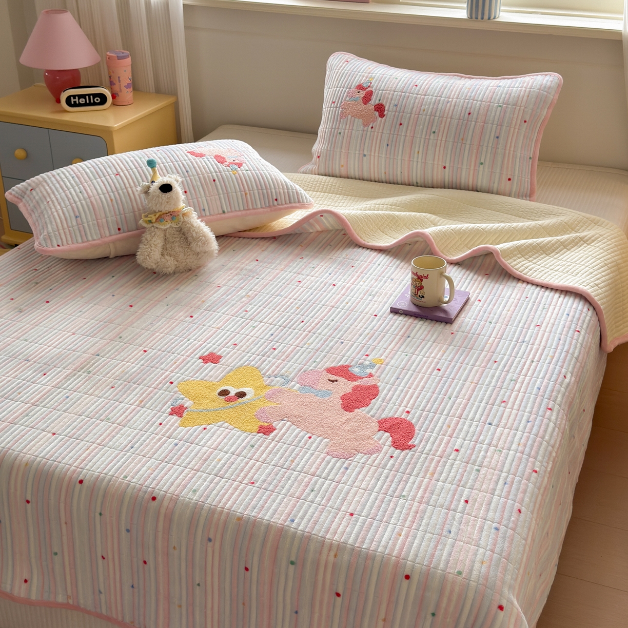 91家纺网 家纺一手货源 找家纺 寐居家纺 2025新款A类牛奶绒毛巾绣床盖 甜心小骑