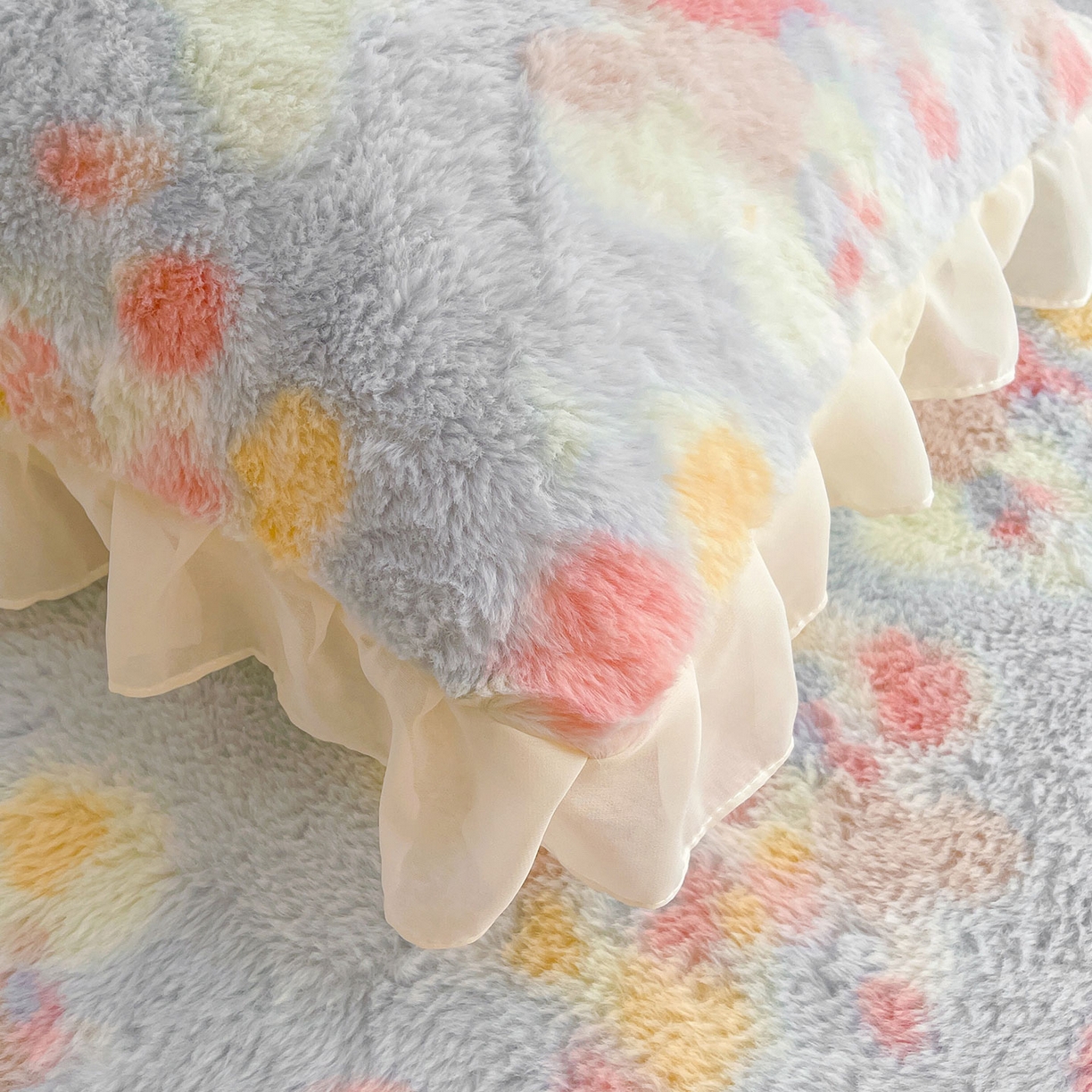 91家纺网 家纺一手货源 找家纺 喜居 2025新款法式兔毛绒双层花边床裙款床笠 花海-蓝