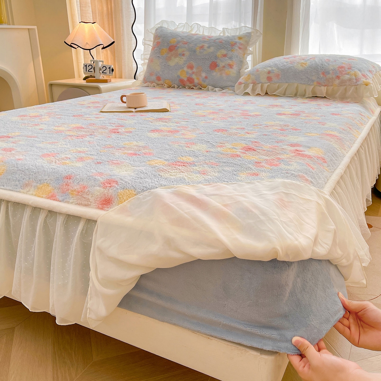 91家纺网 家纺一手货源 找家纺 喜居 2025新款法式兔毛绒双层花边床裙款床笠 花海-蓝