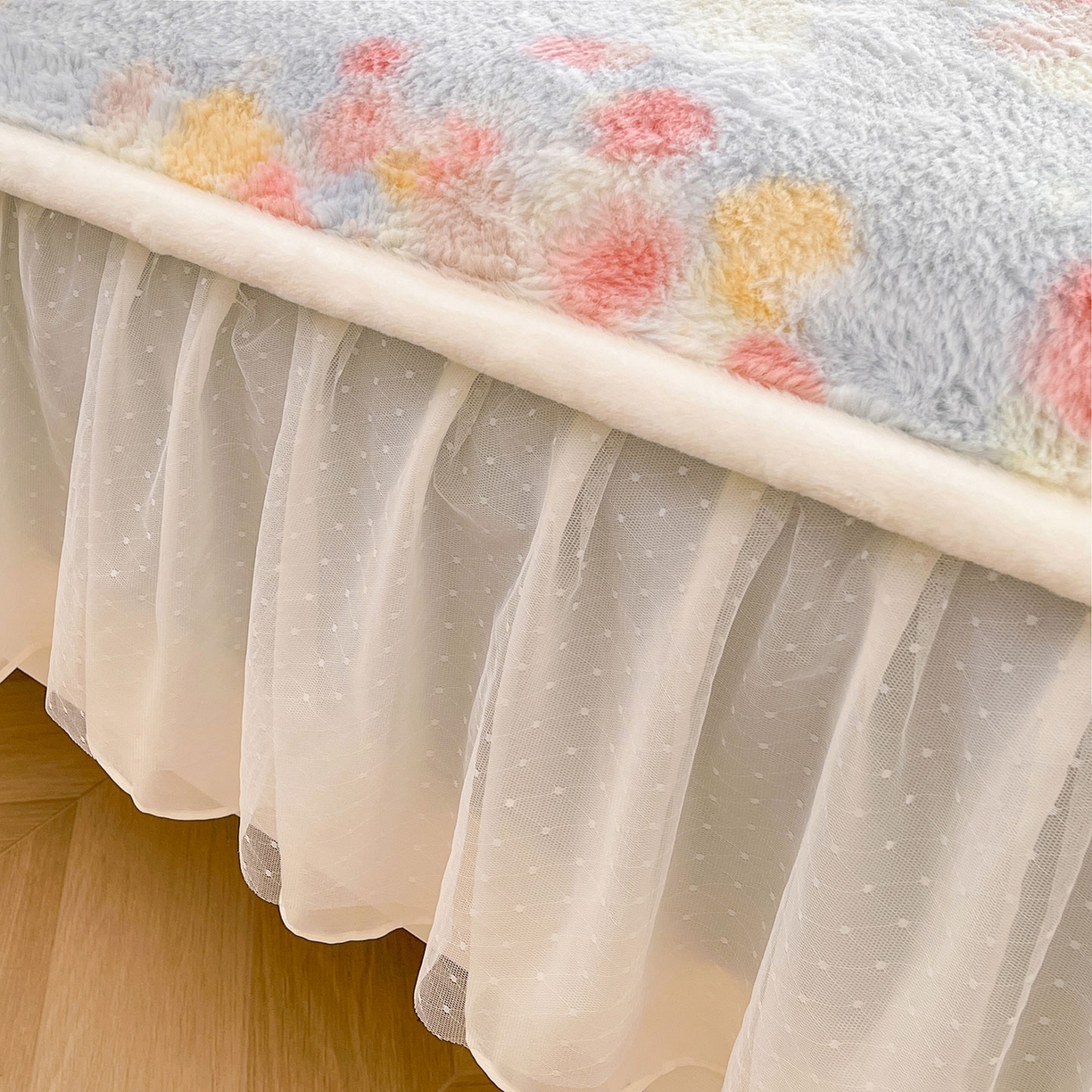 91家纺网 家纺一手货源 找家纺 喜居 2025新款法式兔毛绒双层花边床裙款床笠 花海-蓝