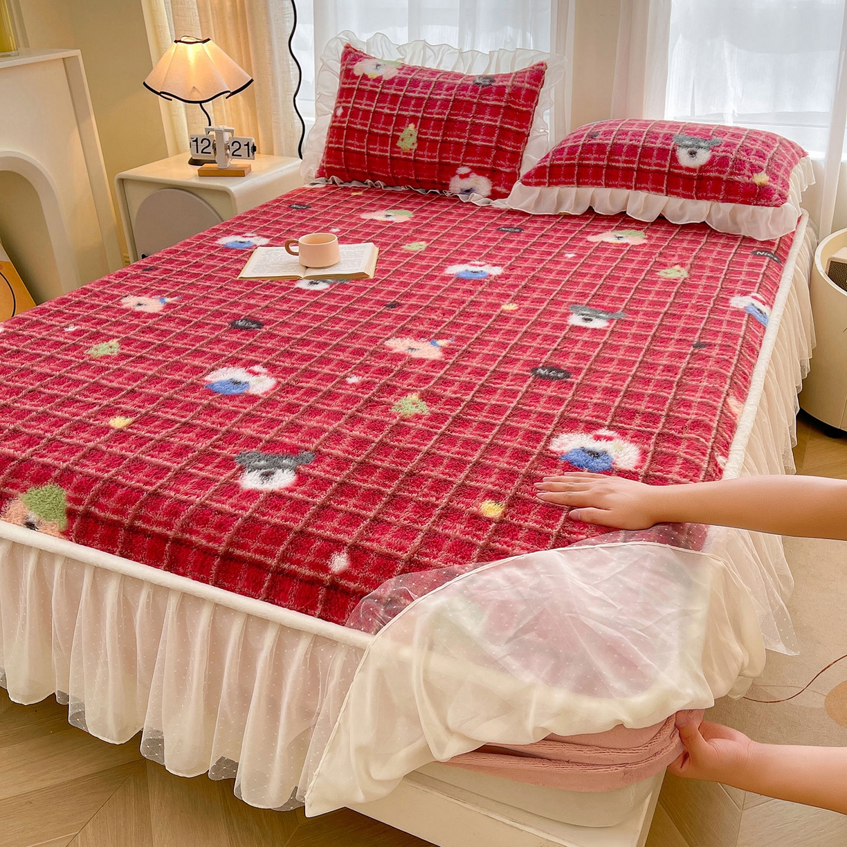 91家纺网 家纺一手货源 找家纺 喜居 2025新款法式兔毛绒双层花边床裙款床笠 圣诞风