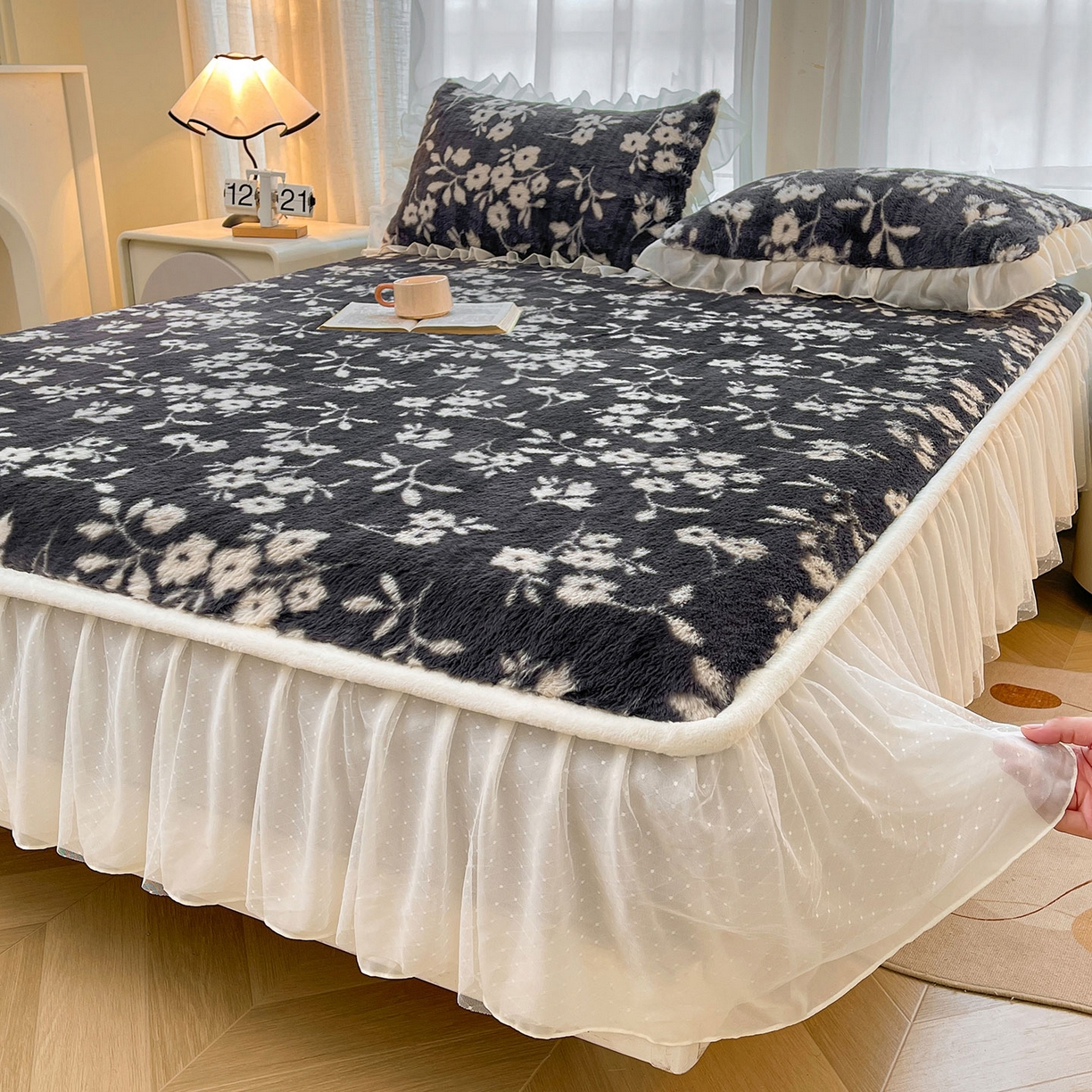 91家纺网 家纺一手货源 找家纺 喜居 2025新款法式兔毛绒双层花边床裙款床笠 山茶花