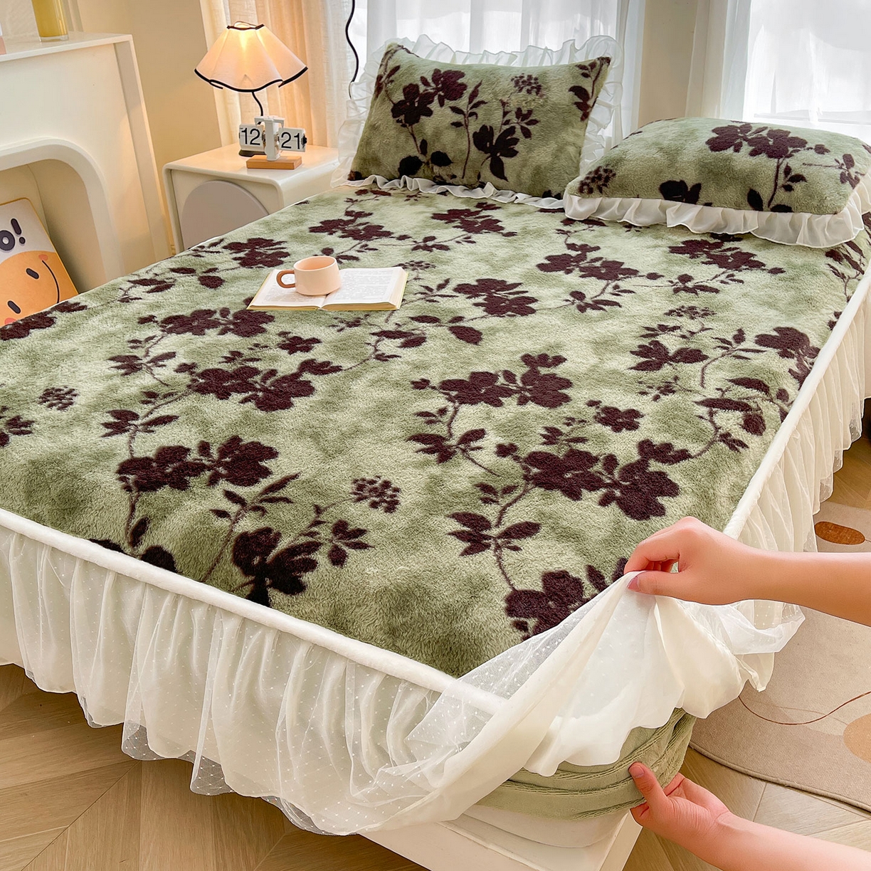 91家纺网 家纺一手货源 找家纺 喜居 2025新款法式兔毛绒双层花边床裙款床笠 绿野仙踪