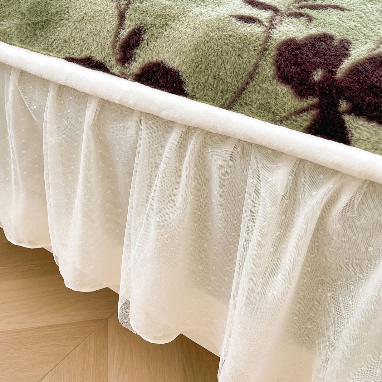 91家纺网 家纺一手货源 找家纺 喜居 2025新款法式兔毛绒双层花边床裙款床笠 绿野仙踪