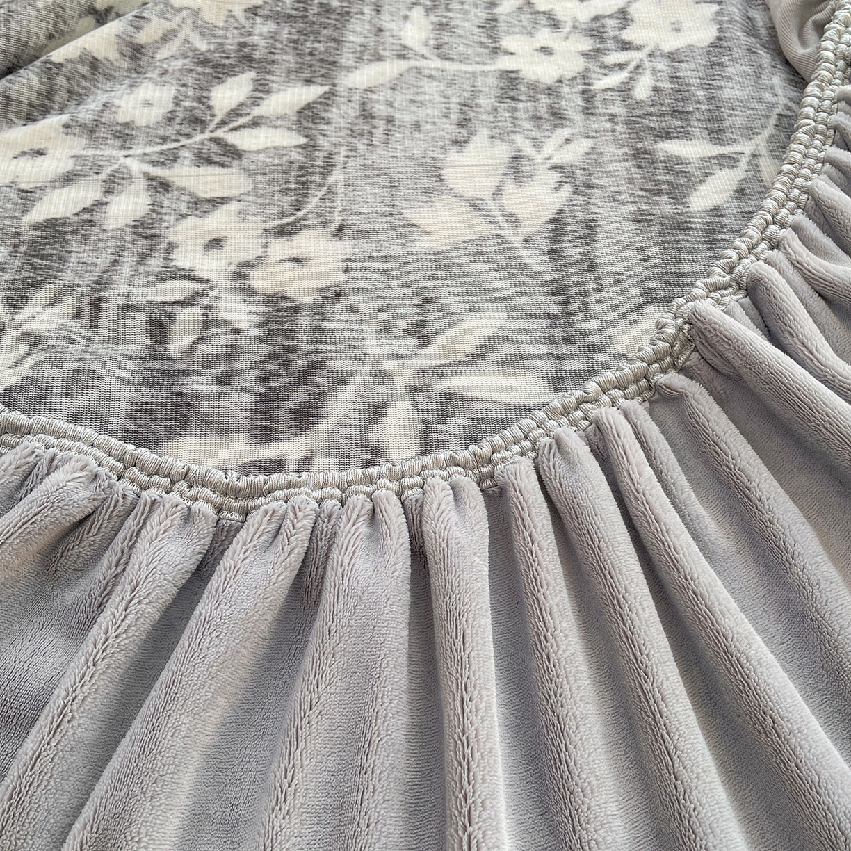 91家纺网 家纺一手货源 找家纺 喜居 2025新款法式兔毛绒双层花边床裙款床笠 山茶花