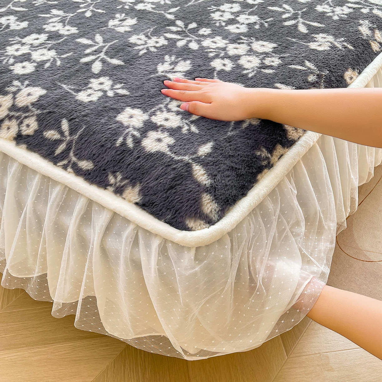 91家纺网 家纺一手货源 找家纺 喜居 2025新款法式兔毛绒双层花边床裙款床笠 山茶花