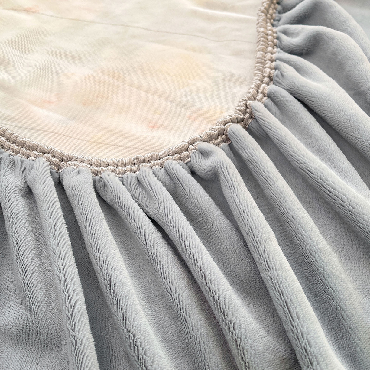 91家纺网 家纺一手货源 找家纺 喜居 2025新款法式兔毛绒双层花边床裙款床笠 花海-蓝