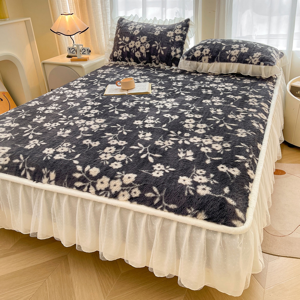 91家纺网 家纺一手货源 找家纺 喜居 2025新款法式兔毛绒双层花边床裙款床笠 山茶花