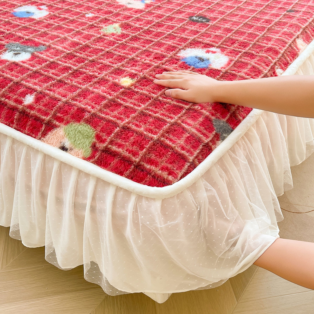 91家纺网 家纺一手货源 找家纺 喜居 2025新款法式兔毛绒双层花边床裙款床笠 圣诞风