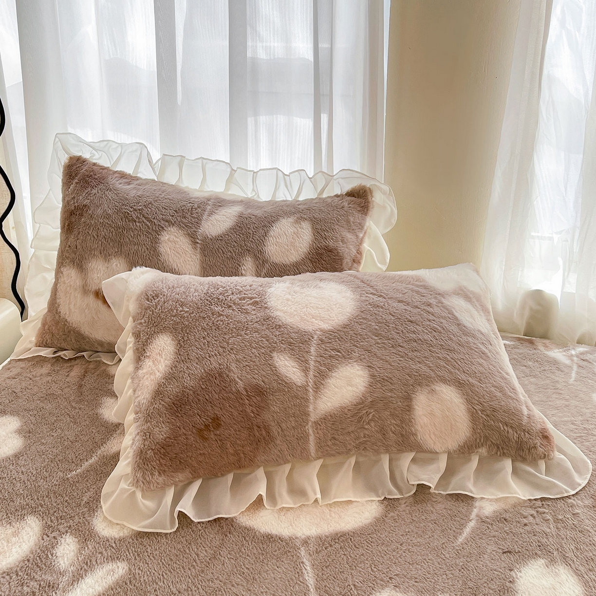 91家纺网 家纺一手货源 找家纺 喜居 2025新款法式兔毛绒双层花边床裙款床笠 风铃花