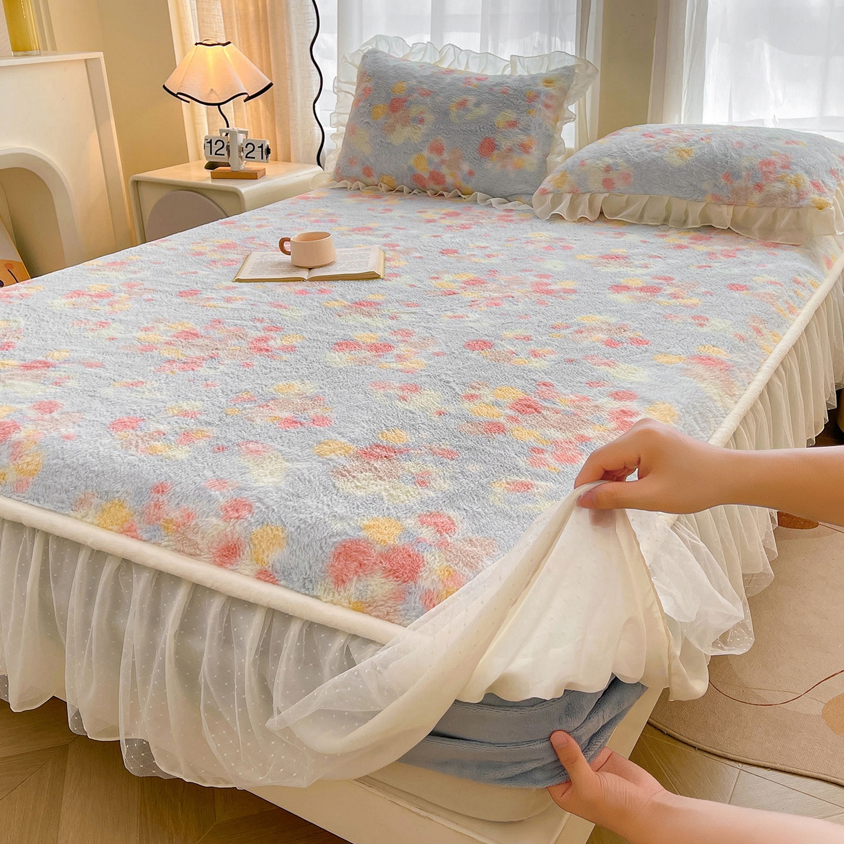 91家纺网 家纺一手货源 找家纺 喜居 2025新款法式兔毛绒双层花边床裙款床笠 花海-蓝