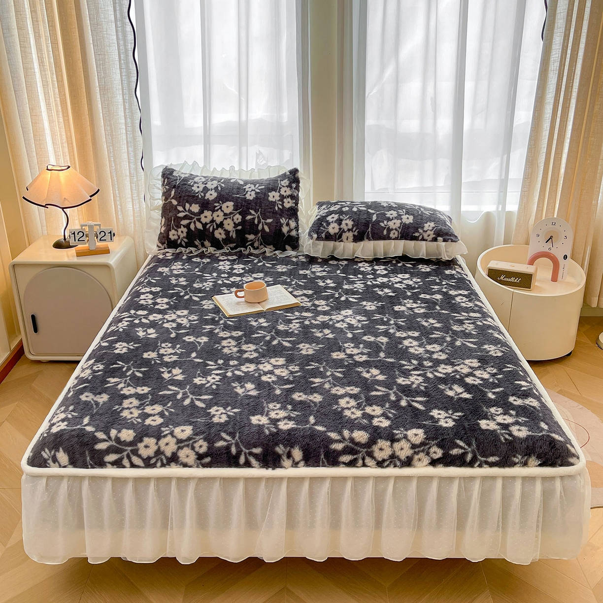 91家纺网 家纺一手货源 找家纺 喜居 2025新款法式兔毛绒双层花边床裙款床笠 山茶花