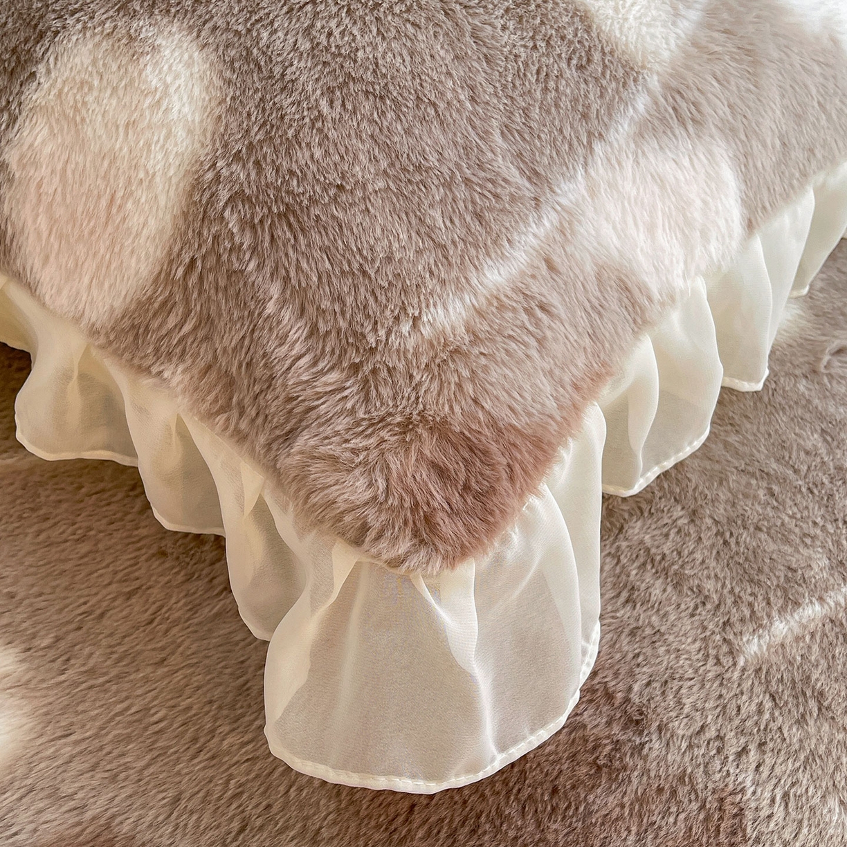 91家纺网 家纺一手货源 找家纺 （总）喜居 2025新款法式兔毛绒双层花边床裙款床笠