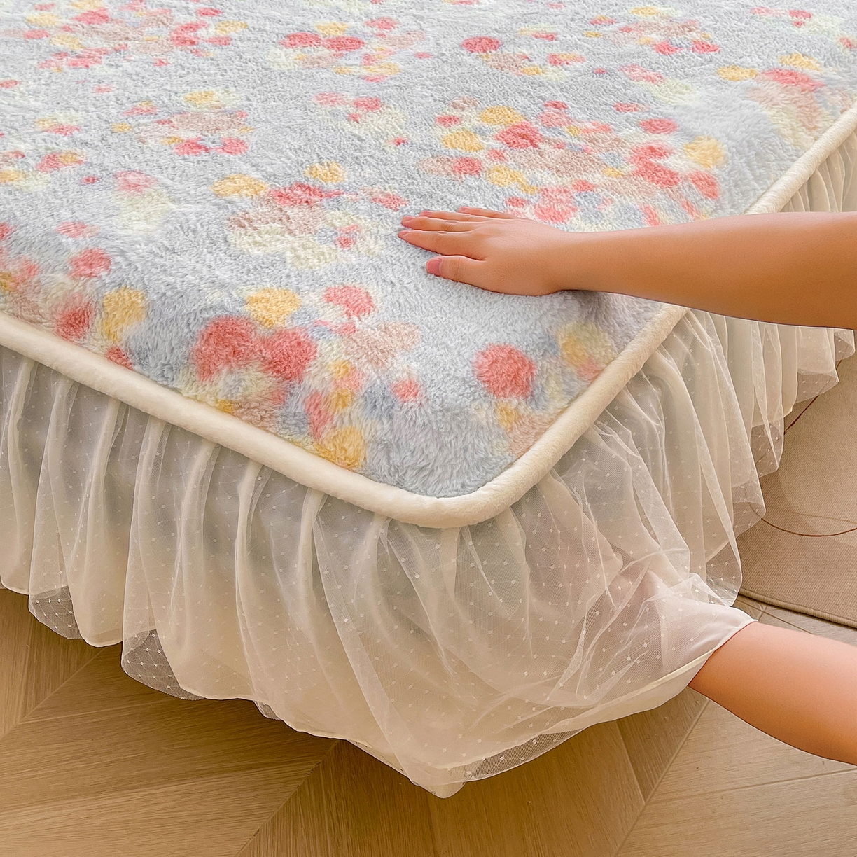 91家纺网 家纺一手货源 找家纺 喜居 2025新款法式兔毛绒双层花边床裙款床笠 花海-蓝