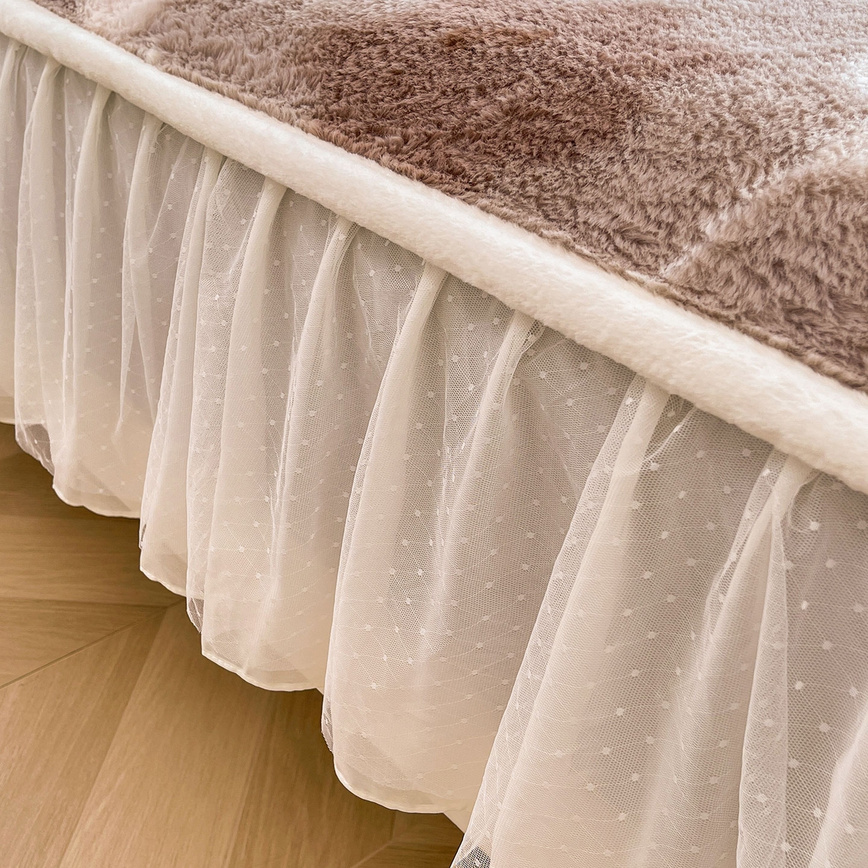 91家纺网 家纺一手货源 找家纺 喜居 2025新款法式兔毛绒双层花边床裙款床笠 风铃花