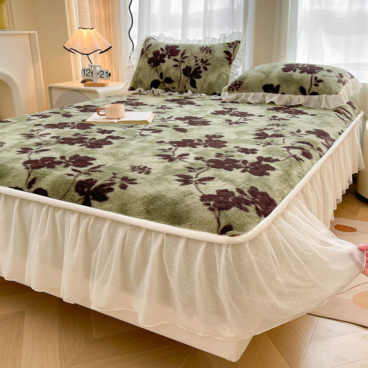 91家纺网 家纺一手货源 找家纺 喜居 2025新款法式兔毛绒双层花边床裙款床笠 绿野仙踪