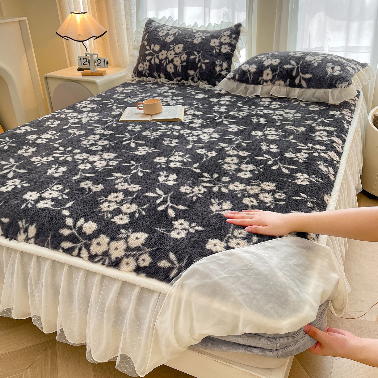 91家纺网 家纺一手货源 找家纺 喜居 2025新款法式兔毛绒双层花边床裙款床笠 山茶花