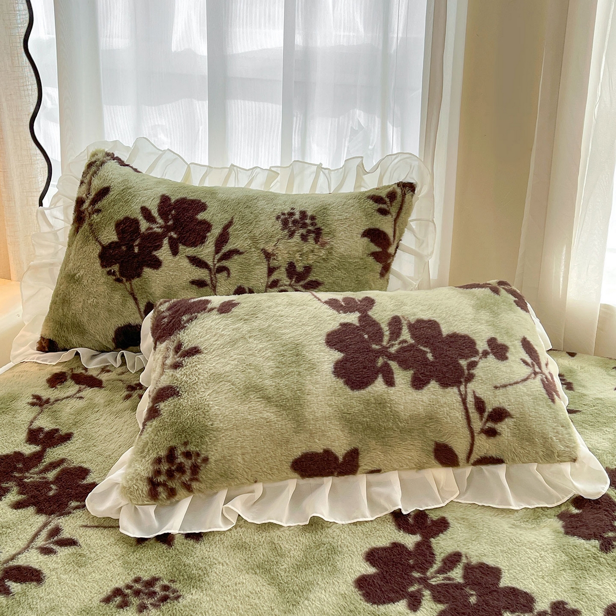 91家纺网 家纺一手货源 找家纺 喜居 2025新款法式兔毛绒双层花边床裙款床笠 绿野仙踪