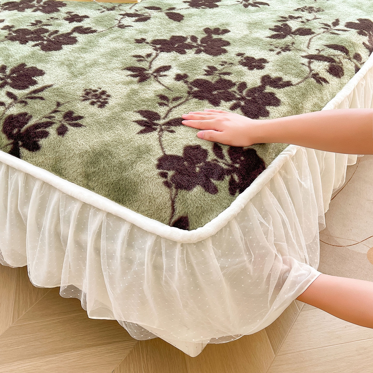 91家纺网 家纺一手货源 找家纺 喜居 2025新款法式兔毛绒双层花边床裙款床笠 绿野仙踪