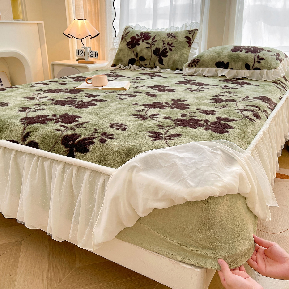 91家纺网 家纺一手货源 找家纺 喜居 2025新款法式兔毛绒双层花边床裙款床笠 绿野仙踪