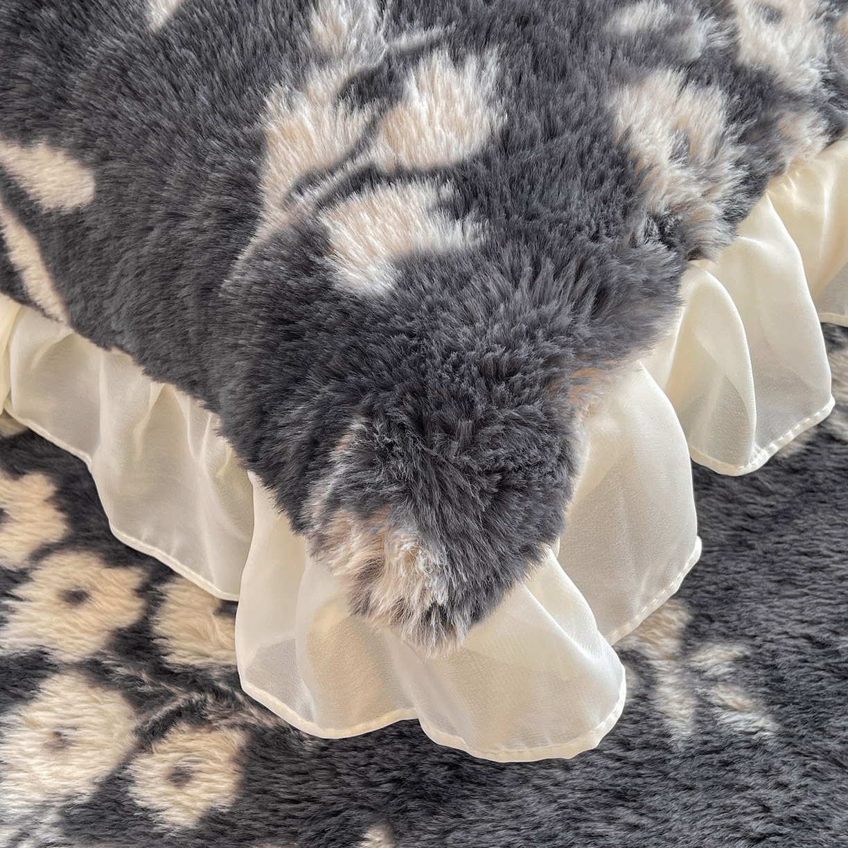 91家纺网 家纺一手货源 找家纺 喜居 2025新款法式兔毛绒双层花边床裙款床笠 山茶花