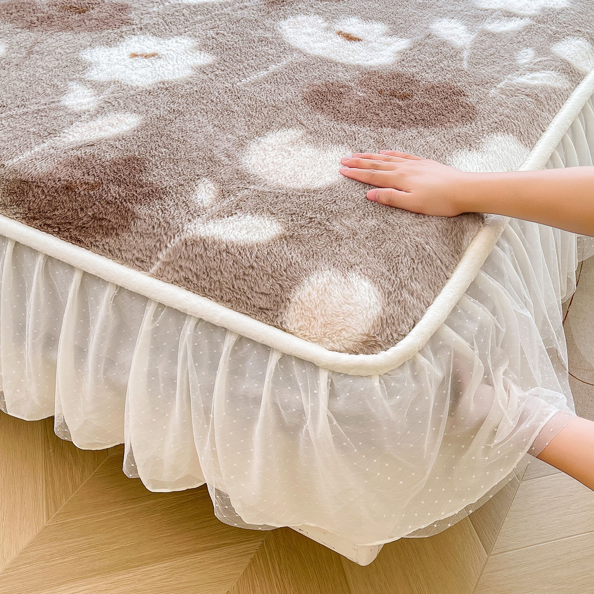 91家纺网 家纺一手货源 找家纺 喜居 2025新款法式兔毛绒双层花边床裙款床笠 风铃花