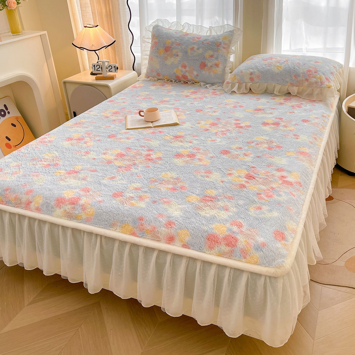 91家纺网 家纺一手货源 找家纺 喜居 2025新款法式兔毛绒双层花边床裙款床笠 花海-蓝