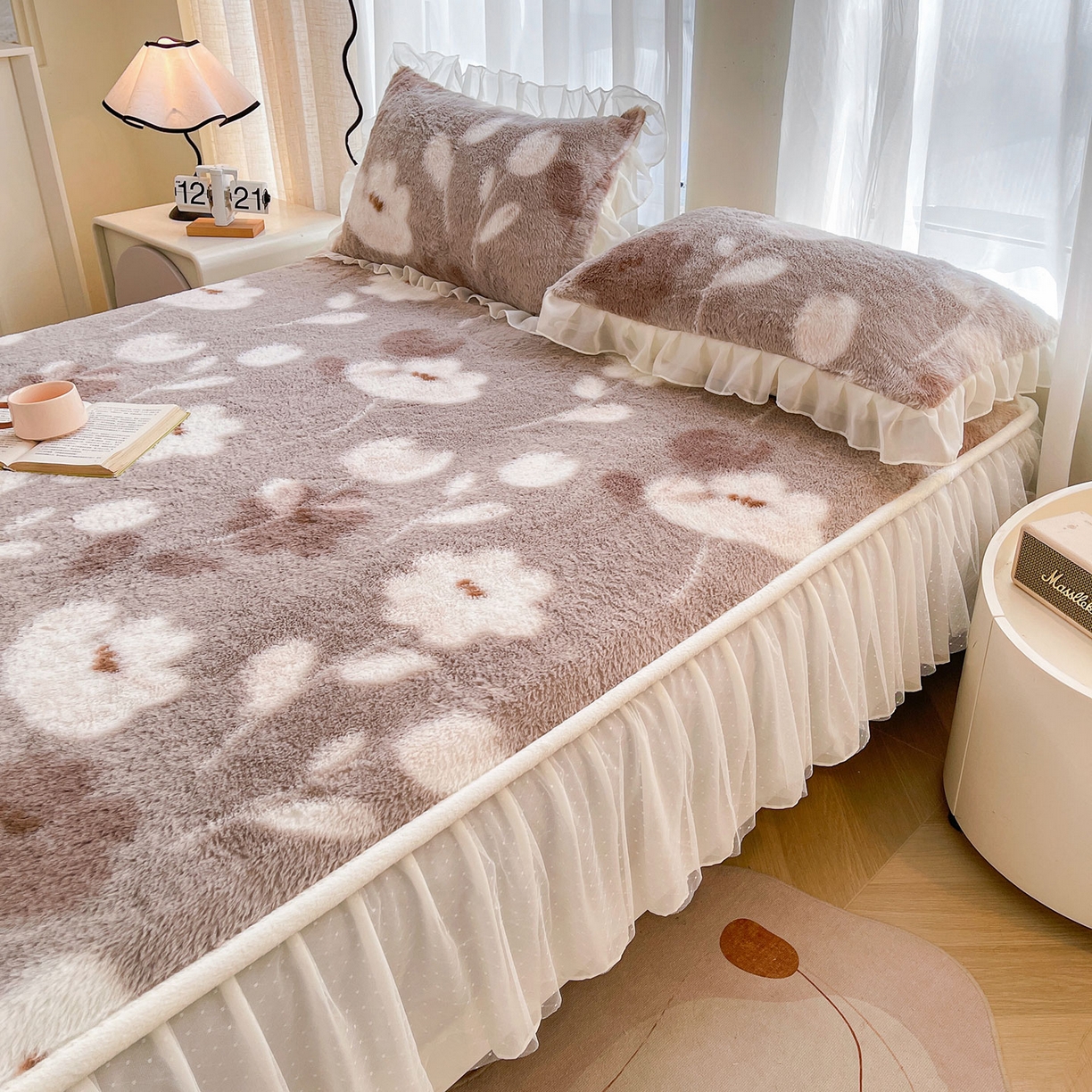 91家纺网 家纺一手货源 找家纺 喜居 2025新款法式兔毛绒双层花边床裙款床笠 风铃花