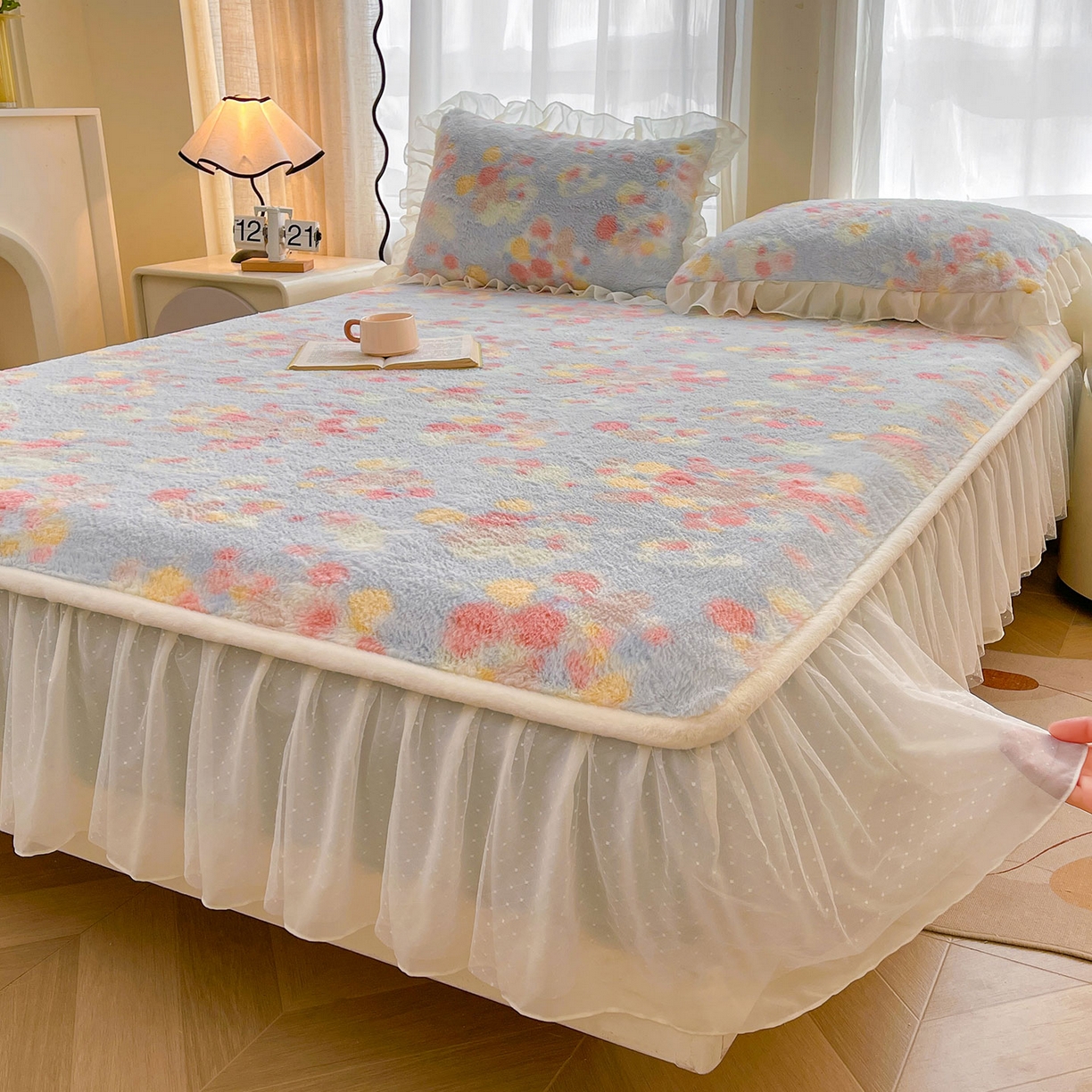 91家纺网 家纺一手货源 找家纺 喜居 2025新款法式兔毛绒双层花边床裙款床笠 花海-蓝