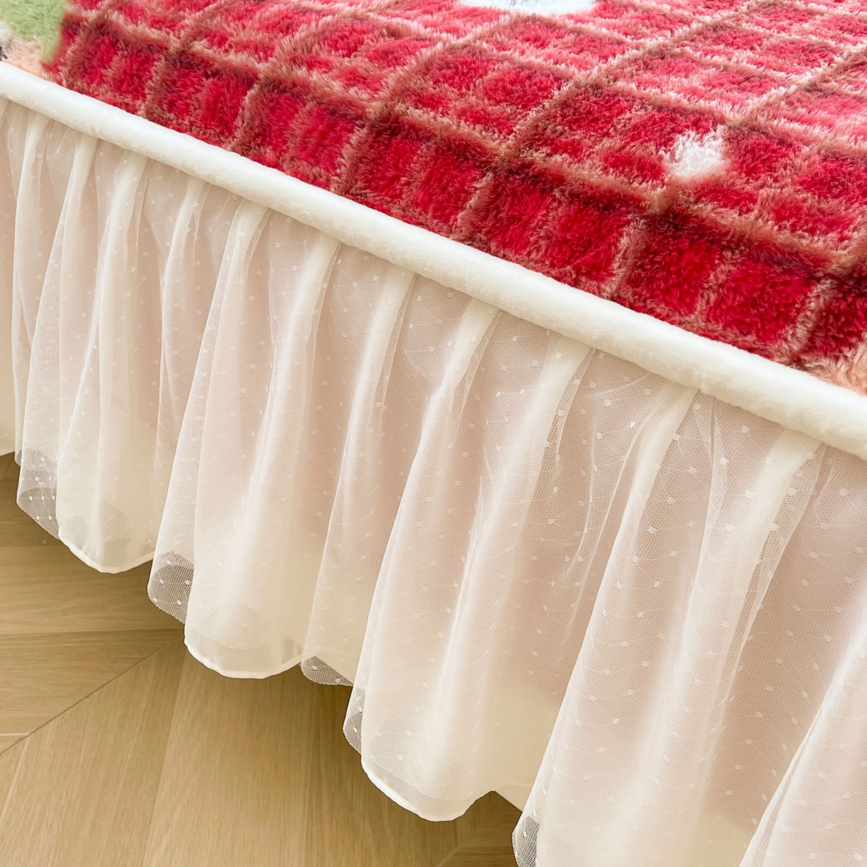 91家纺网 家纺一手货源 找家纺 喜居 2025新款法式兔毛绒双层花边床裙款床笠 圣诞风