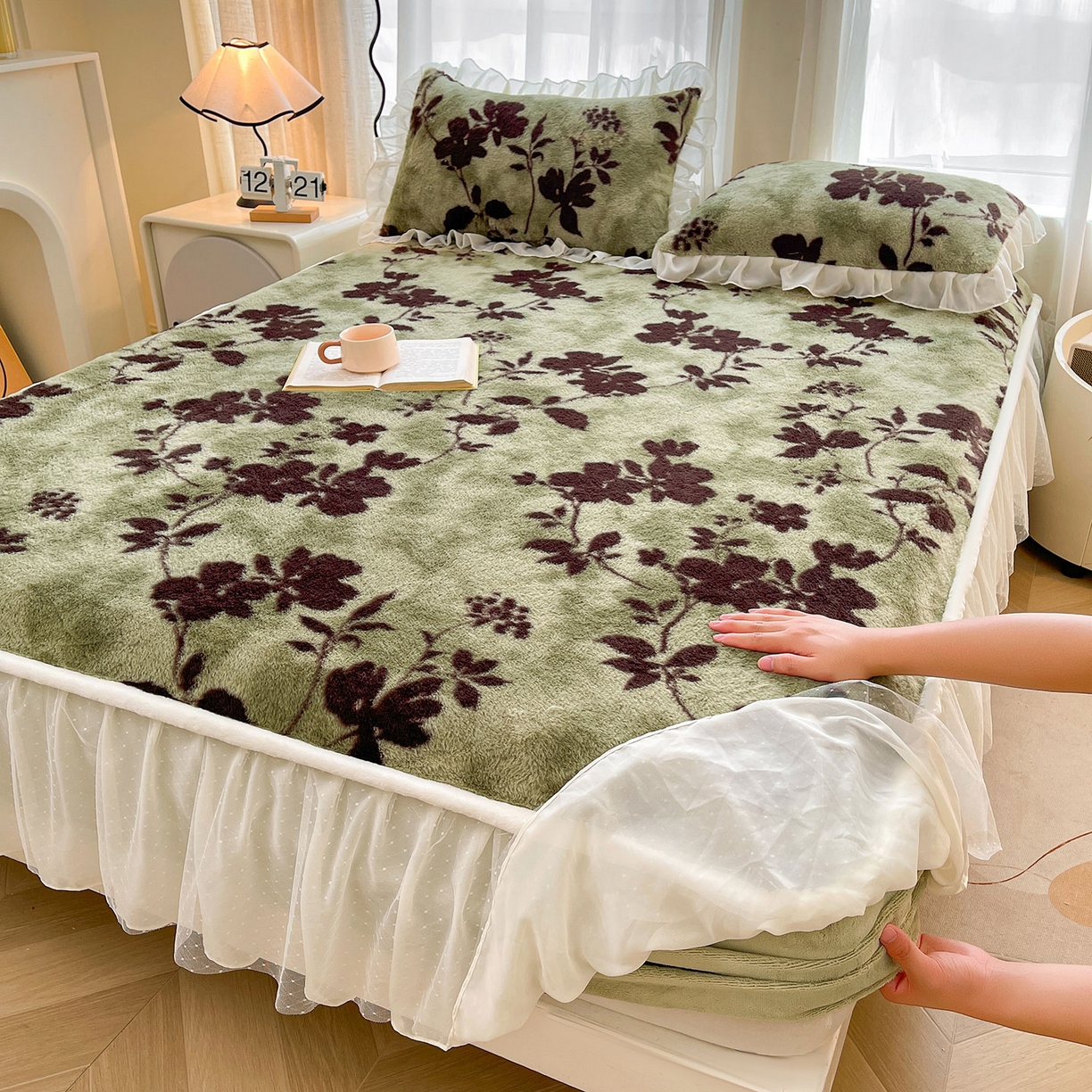 91家纺网 家纺一手货源 找家纺 喜居 2025新款法式兔毛绒双层花边床裙款床笠 绿野仙踪