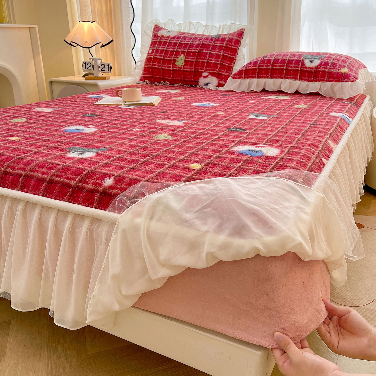 91家纺网 家纺一手货源 找家纺 喜居 2025新款法式兔毛绒双层花边床裙款床笠 圣诞风