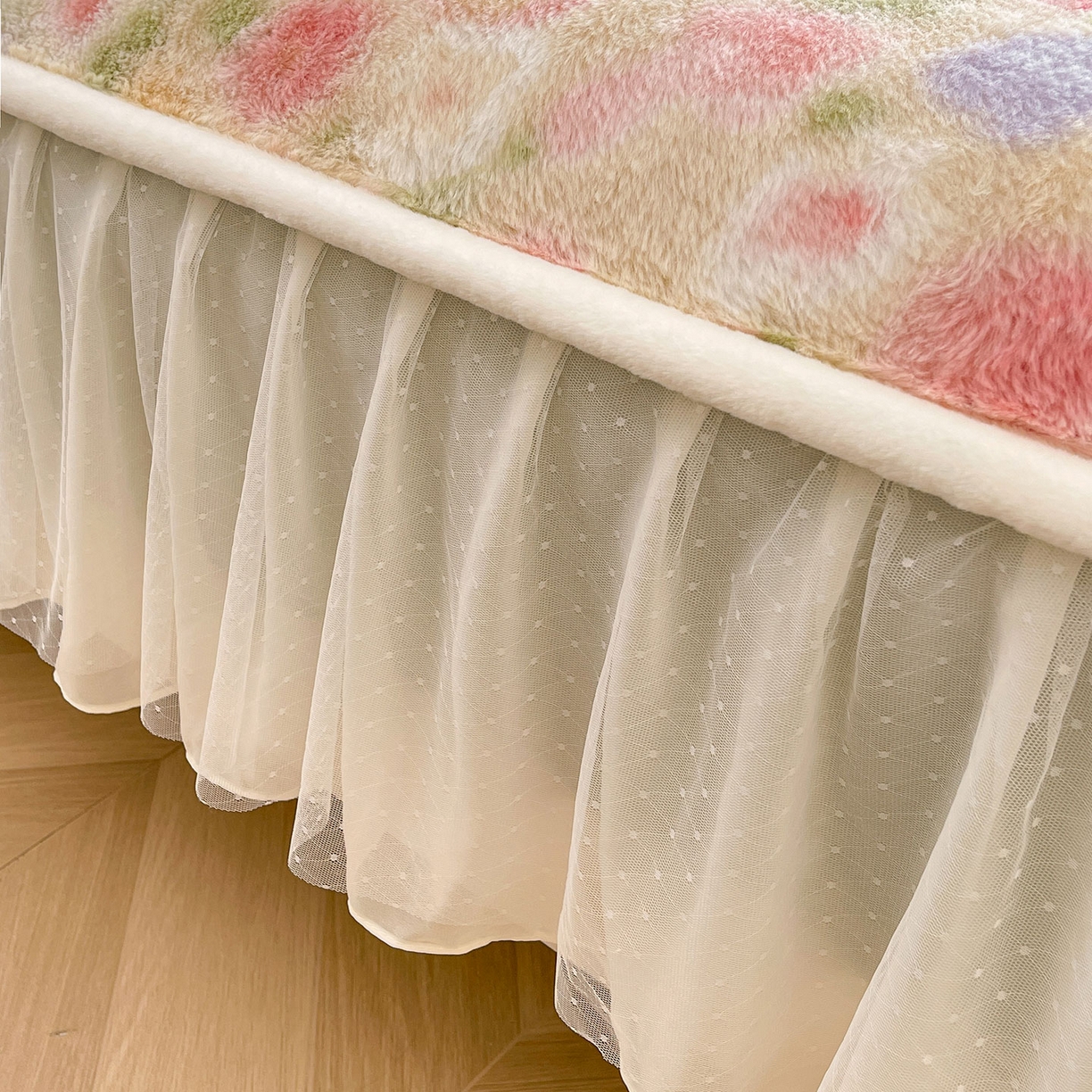 91家纺网 家纺一手货源 找家纺 喜居 2025新款法式兔毛绒双层花边床裙款床笠 秘密花园