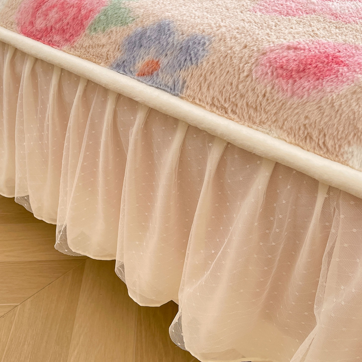 91家纺网 家纺一手货源 找家纺 喜居 2025新款法式兔毛绒双层花边床裙款床笠 花海-粉