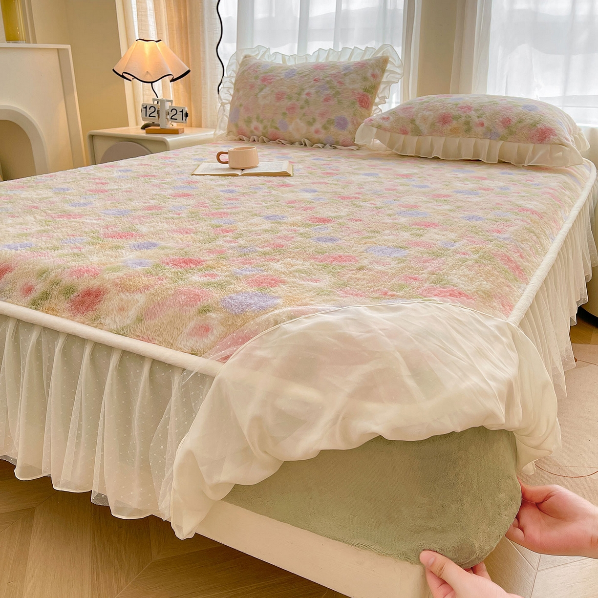 91家纺网 家纺一手货源 找家纺 喜居 2025新款法式兔毛绒双层花边床裙款床笠 秘密花园