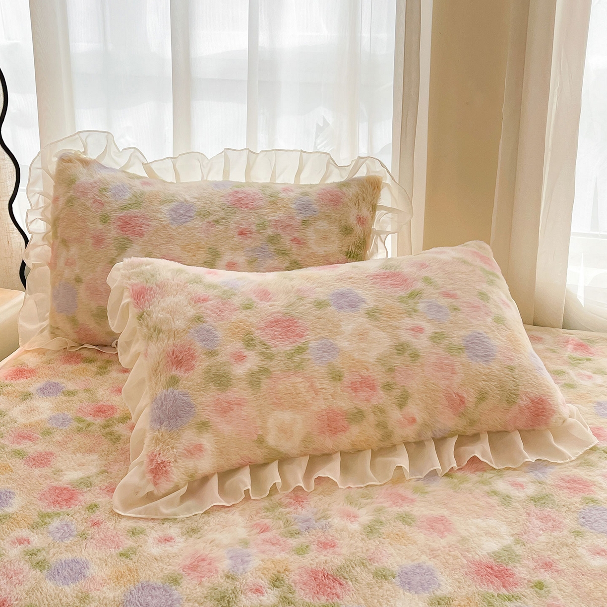 91家纺网 家纺一手货源 找家纺 喜居 2025新款法式兔毛绒双层花边床裙款床笠 秘密花园