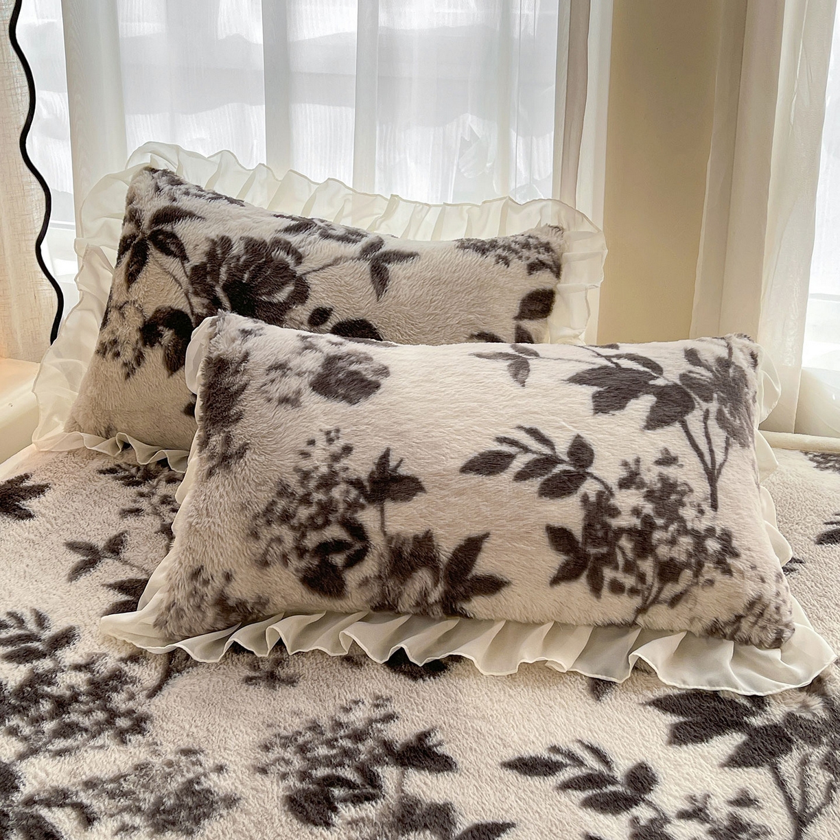 91家纺网 家纺一手货源 找家纺 喜居 2025新款法式兔毛绒双层花边床裙款床笠 法式繁华