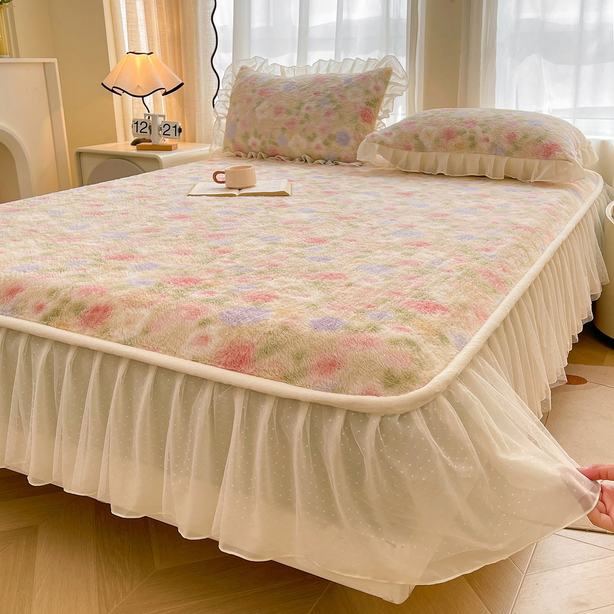 91家纺网 家纺一手货源 找家纺 喜居 2025新款法式兔毛绒双层花边床裙款床笠 秘密花园