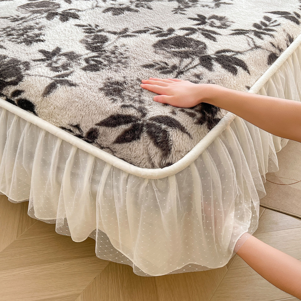 91家纺网 家纺一手货源 找家纺 喜居 2025新款法式兔毛绒双层花边床裙款床笠 法式繁华