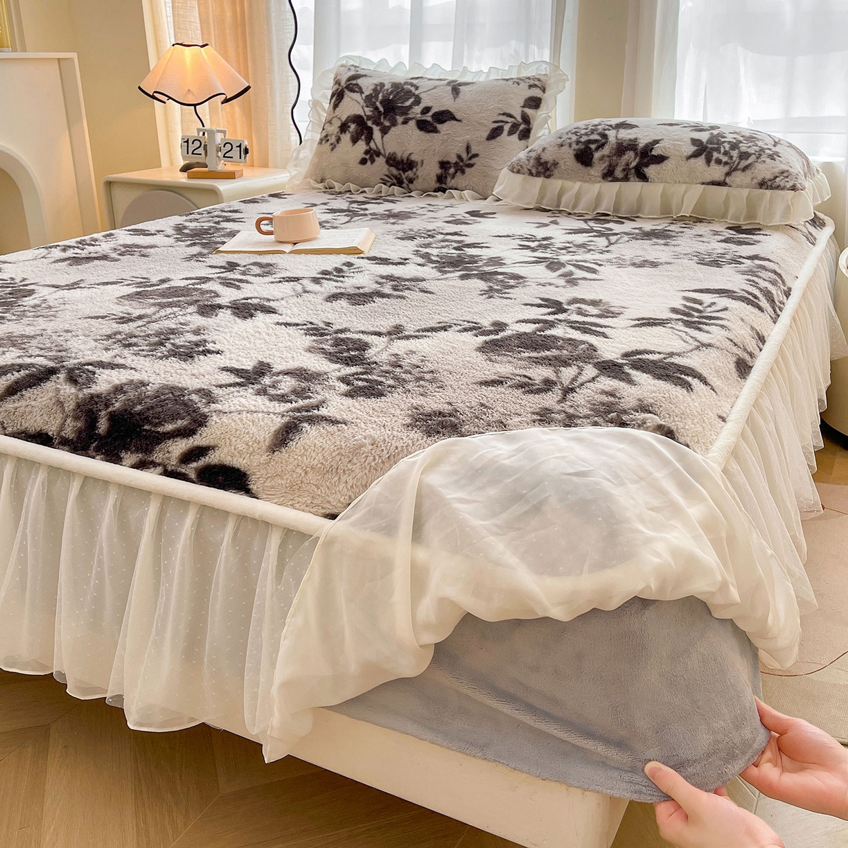 91家纺网 家纺一手货源 找家纺 喜居 2025新款法式兔毛绒双层花边床裙款床笠 法式繁华