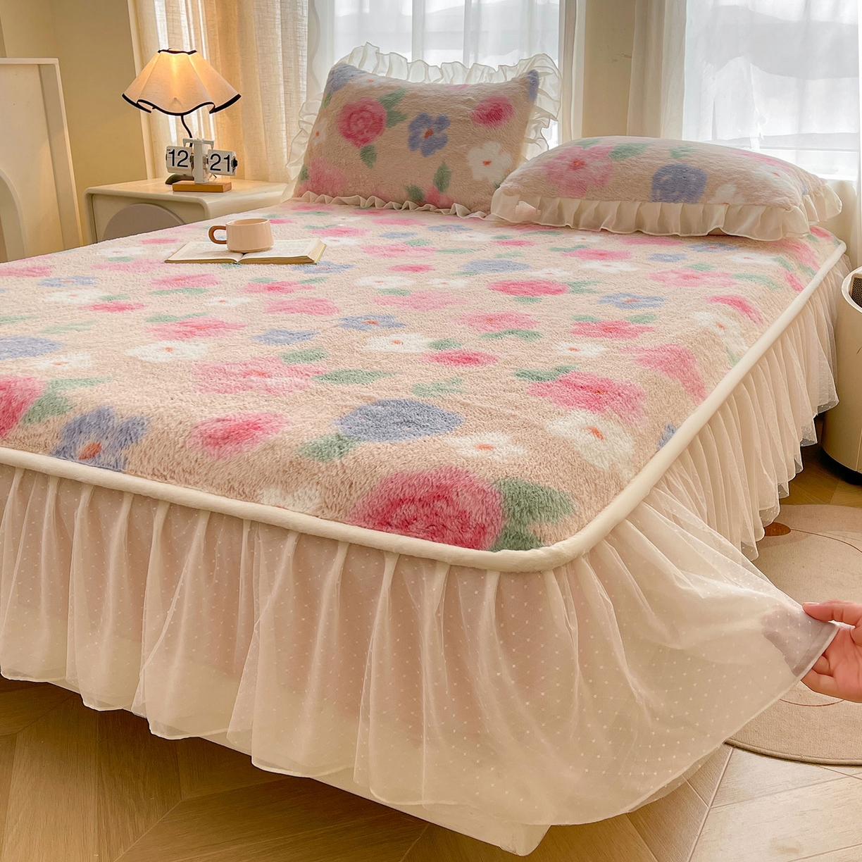 91家纺网 家纺一手货源 找家纺 喜居 2025新款法式兔毛绒双层花边床裙款床笠 花海-粉