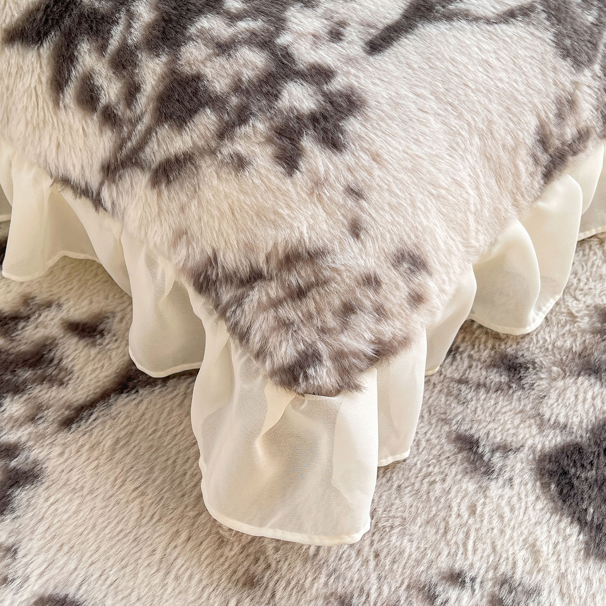 91家纺网 家纺一手货源 找家纺 喜居 2025新款法式兔毛绒双层花边床裙款床笠 法式繁华