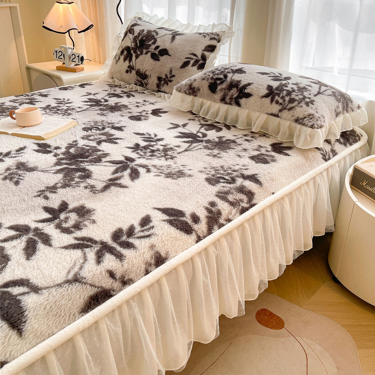 91家纺网 家纺一手货源 找家纺 喜居 2025新款法式兔毛绒双层花边床裙款床笠 法式繁华