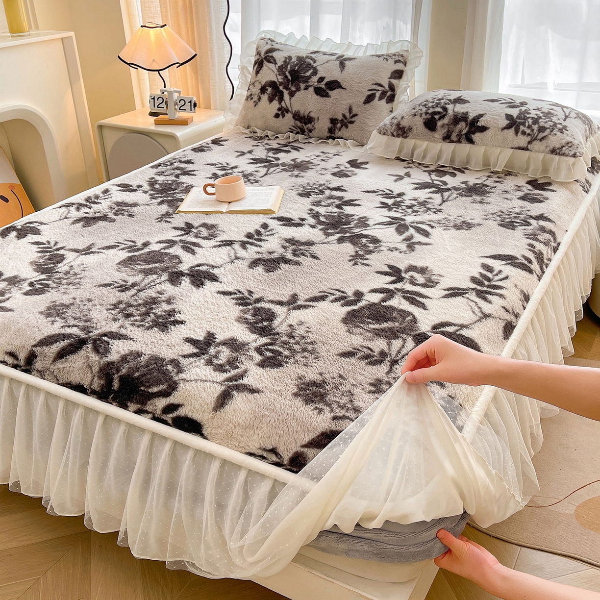 91家纺网 家纺一手货源 找家纺 喜居 2025新款法式兔毛绒双层花边床裙款床笠 法式繁华