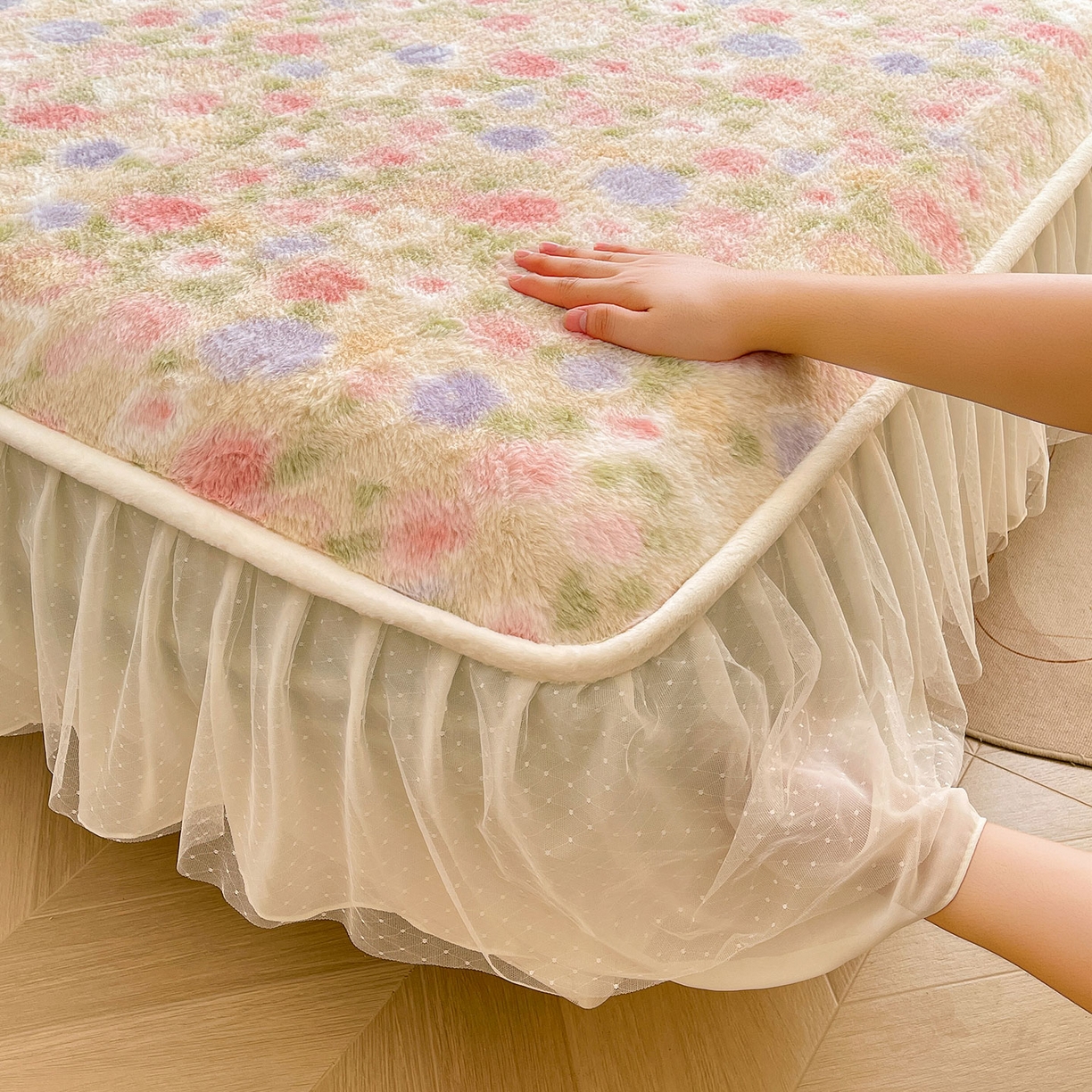 91家纺网 家纺一手货源 找家纺 喜居 2025新款法式兔毛绒双层花边床裙款床笠 秘密花园